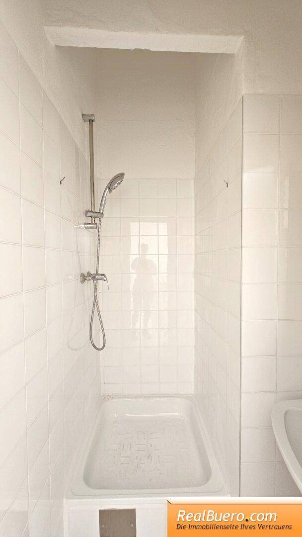 Badezimmer mit Dusche, Handwaschbecken,