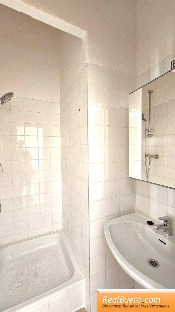 Badezimmer mit Dusche, Handwaschbecken,