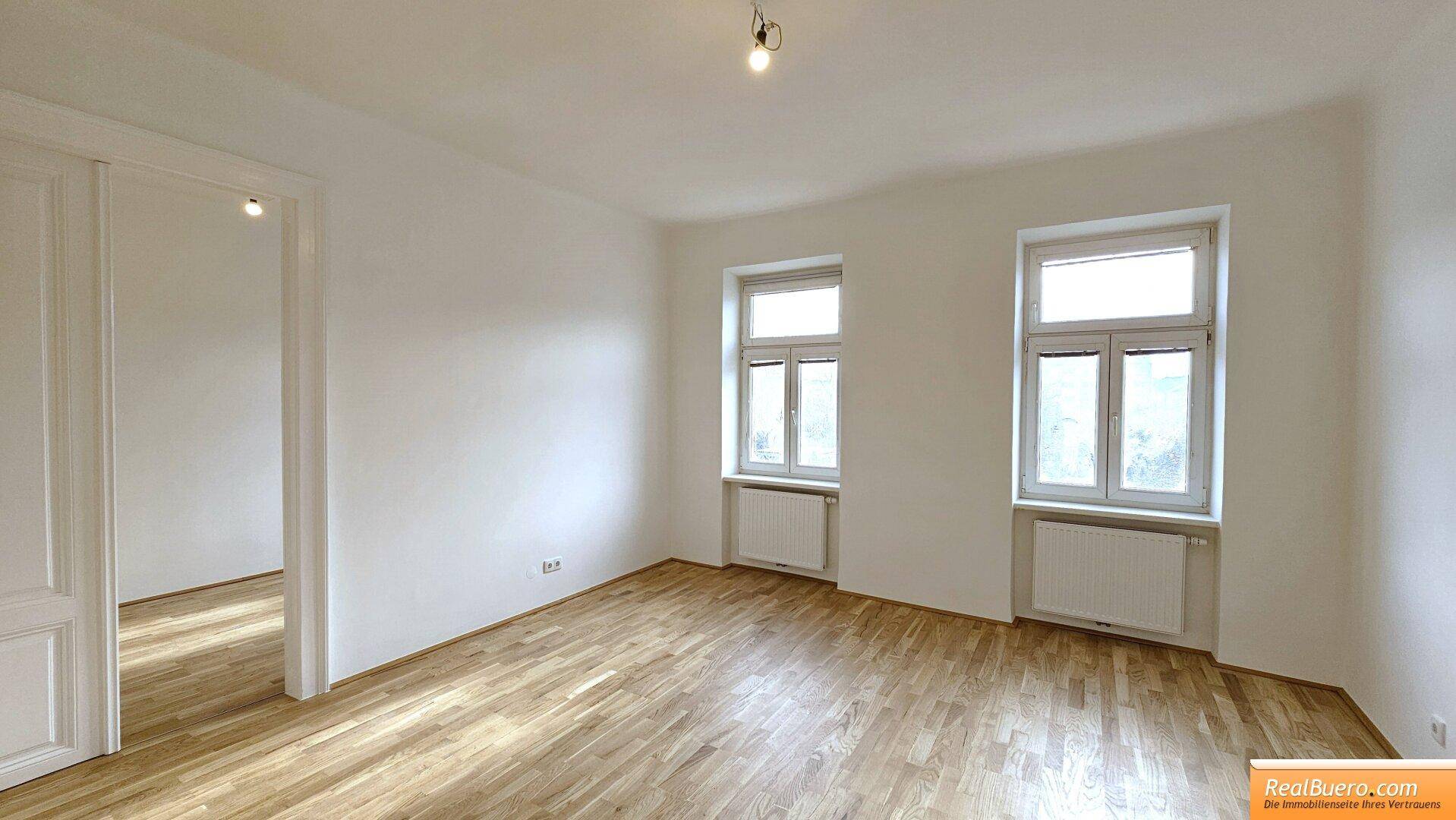 UNBEFRISTETE HELLE ALTBAUWOHNUNG IN DER GUDRUNSTRASSE - Bild 2