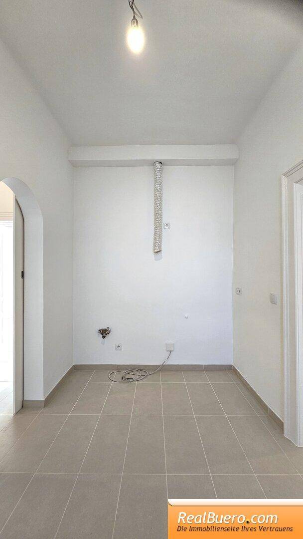 UNBEFRISTETE HELLE ALTBAUWOHNUNG IN DER GUDRUNSTRASSE - Bild 6