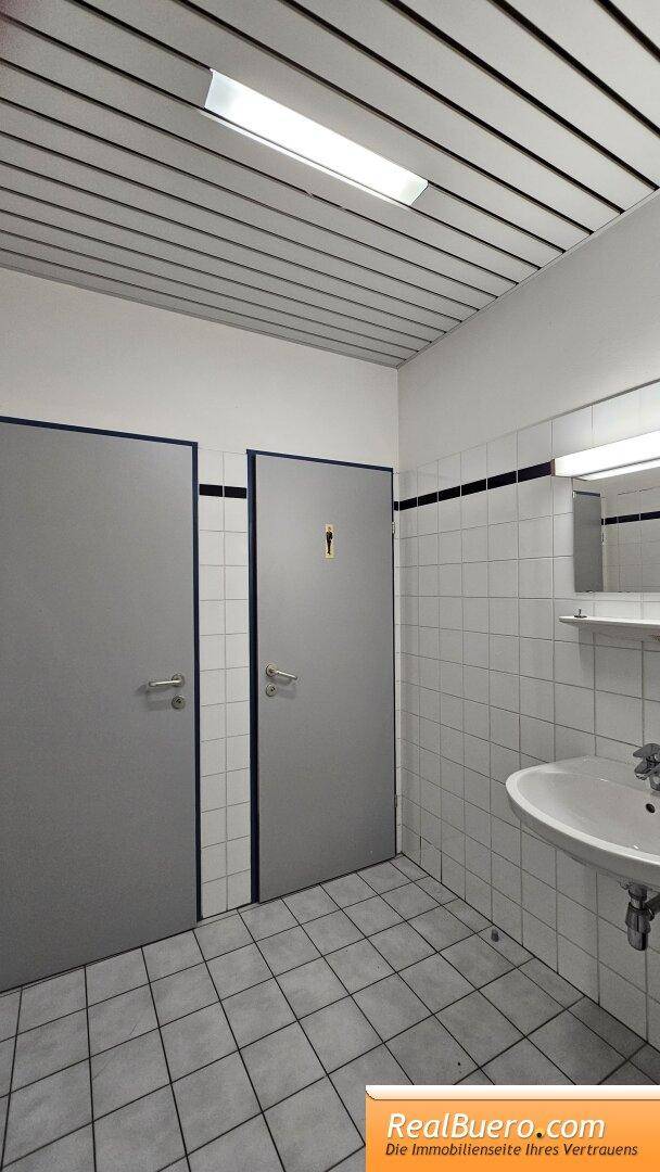Toiletten vor dem Büro am Gang