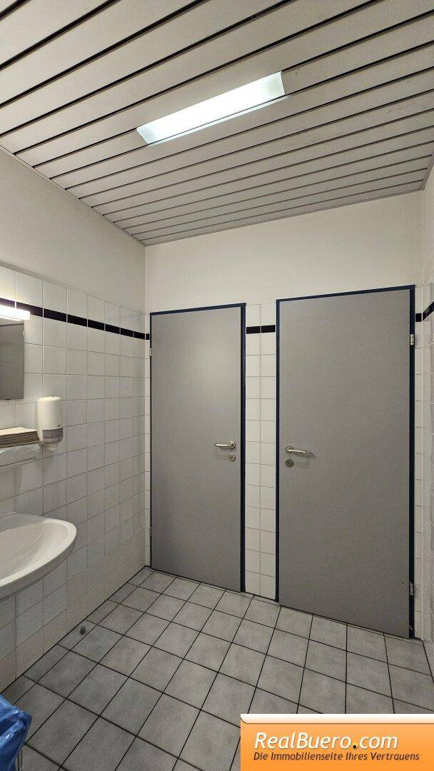Toiletten vor dem Büro am Gang