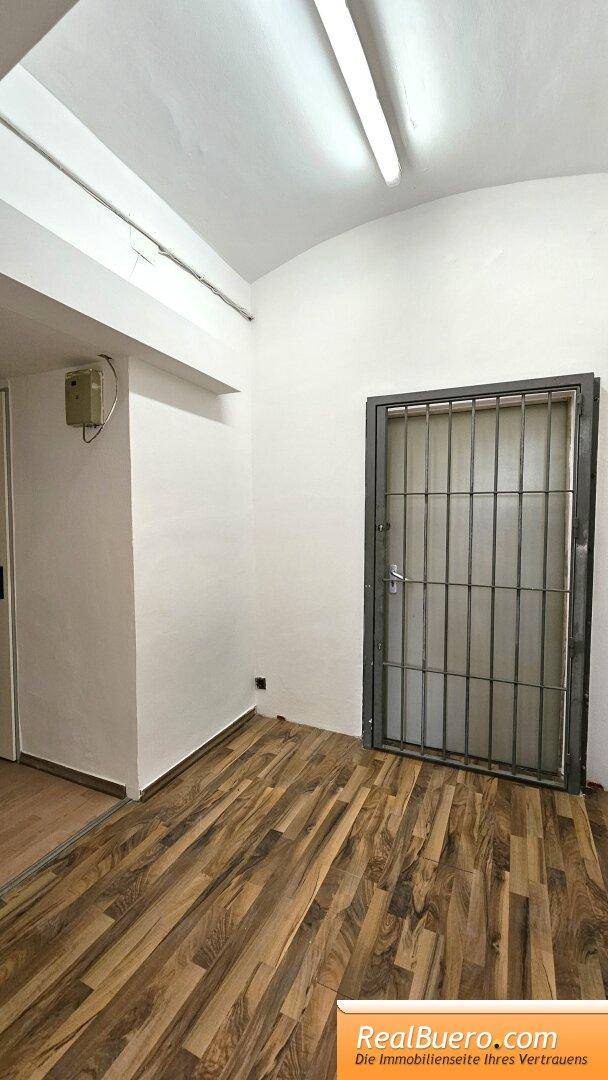 Diele / Notausgang mit kleinem Stauraum