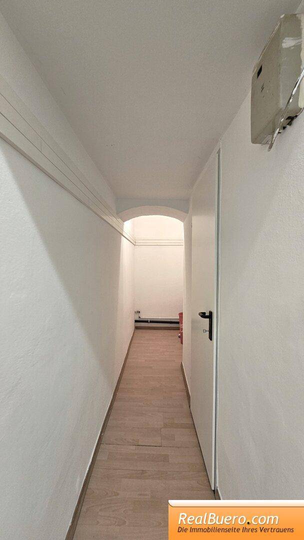 Diele / Notausgang mit kleinem Stauraum