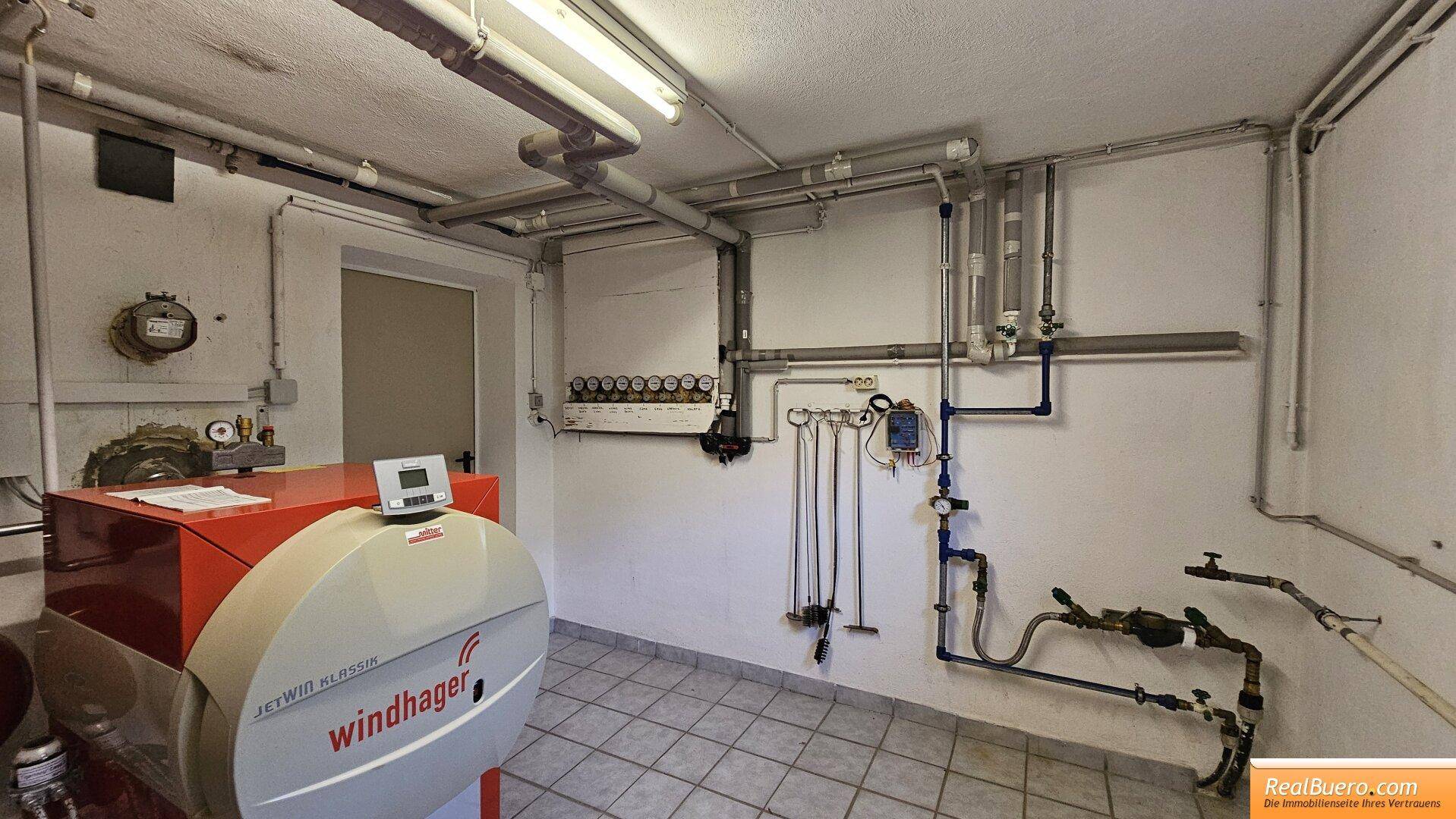 Kellerraum 2 - Heizraum ist der Ölheizkessel mit Warmwasserspeicher, Hauswasserwer,