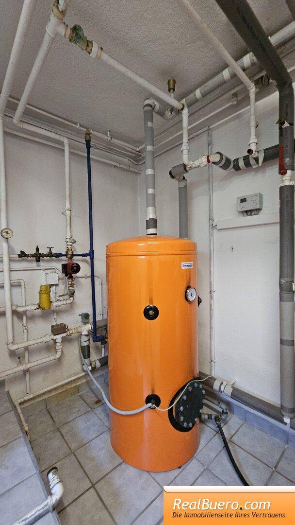 Kellerraum 2 - Heizraum ist der Ölheizkessel mit Warmwasserspeicher, Hauswasserwer,