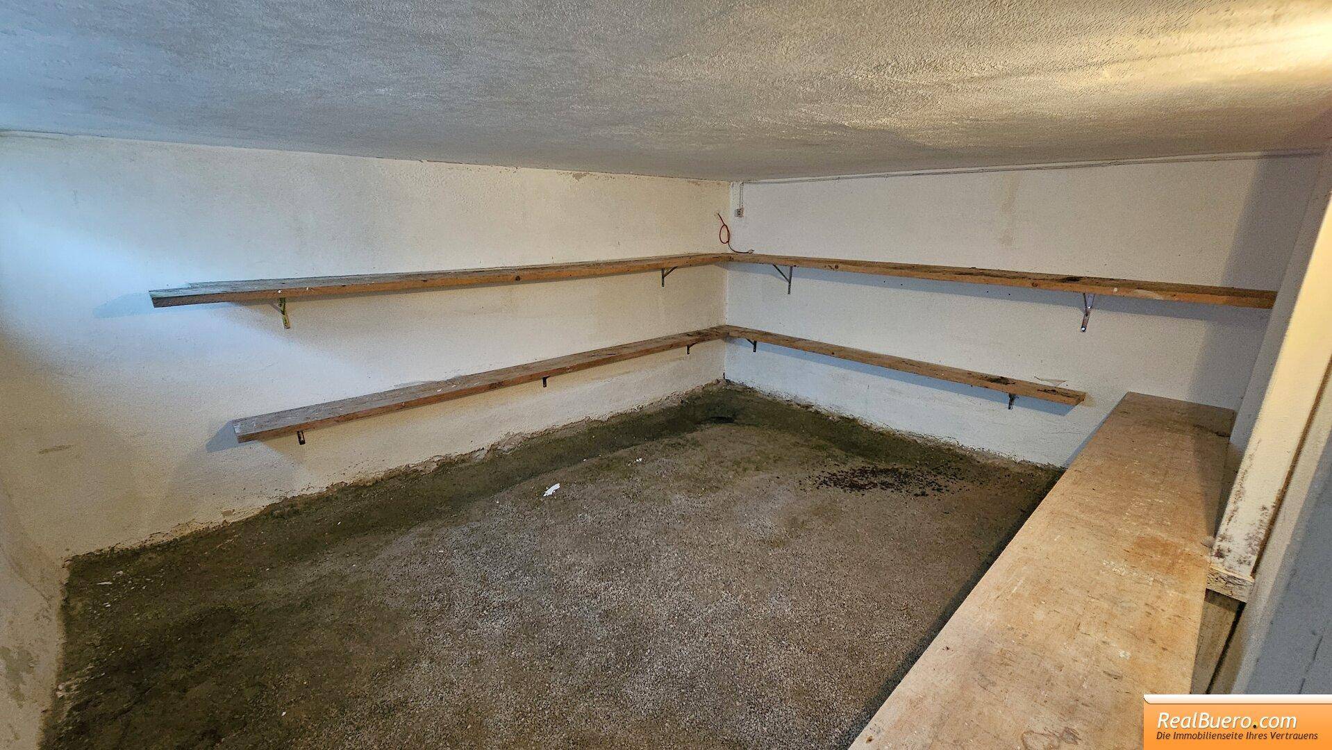 Kellerraum 4 - Vorratsraum mit Schotterboden unter der Garage