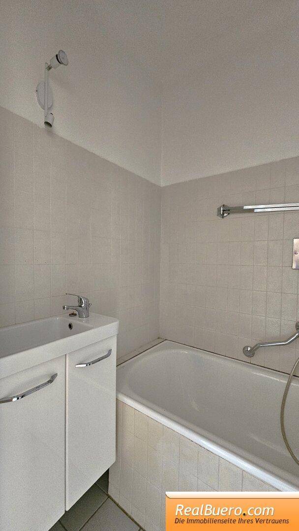 Badezimmer mit Handwaschbecken, Wanne und Toilette