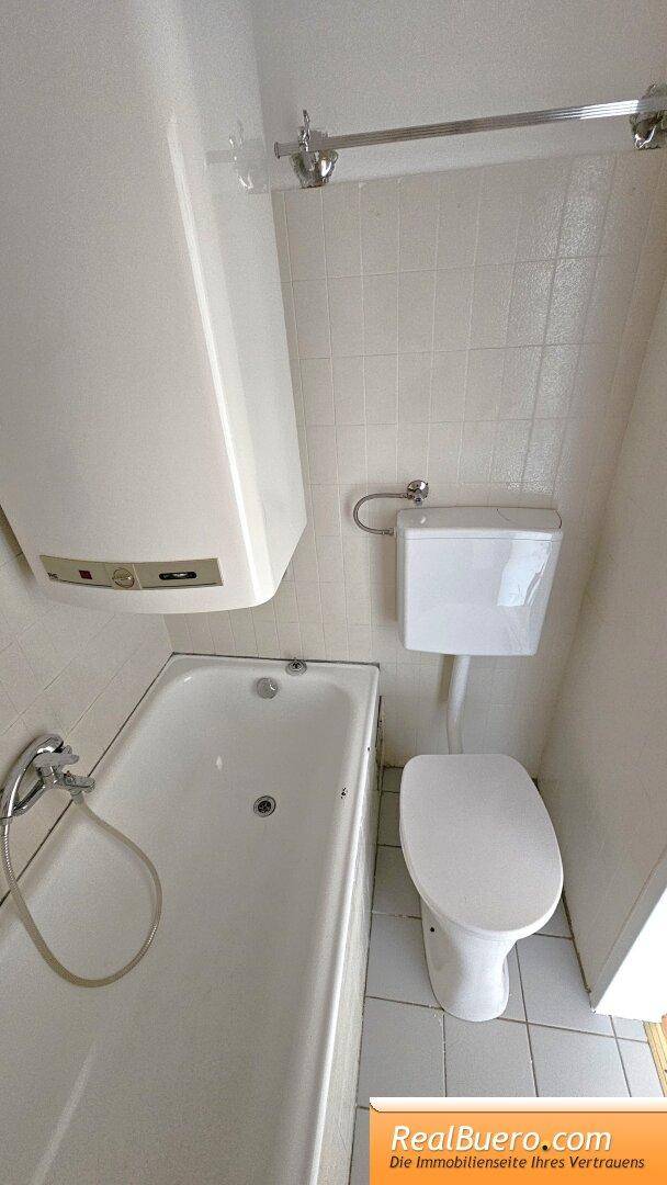 Badezimmer mit Handwaschbecken, Wanne und Toilette