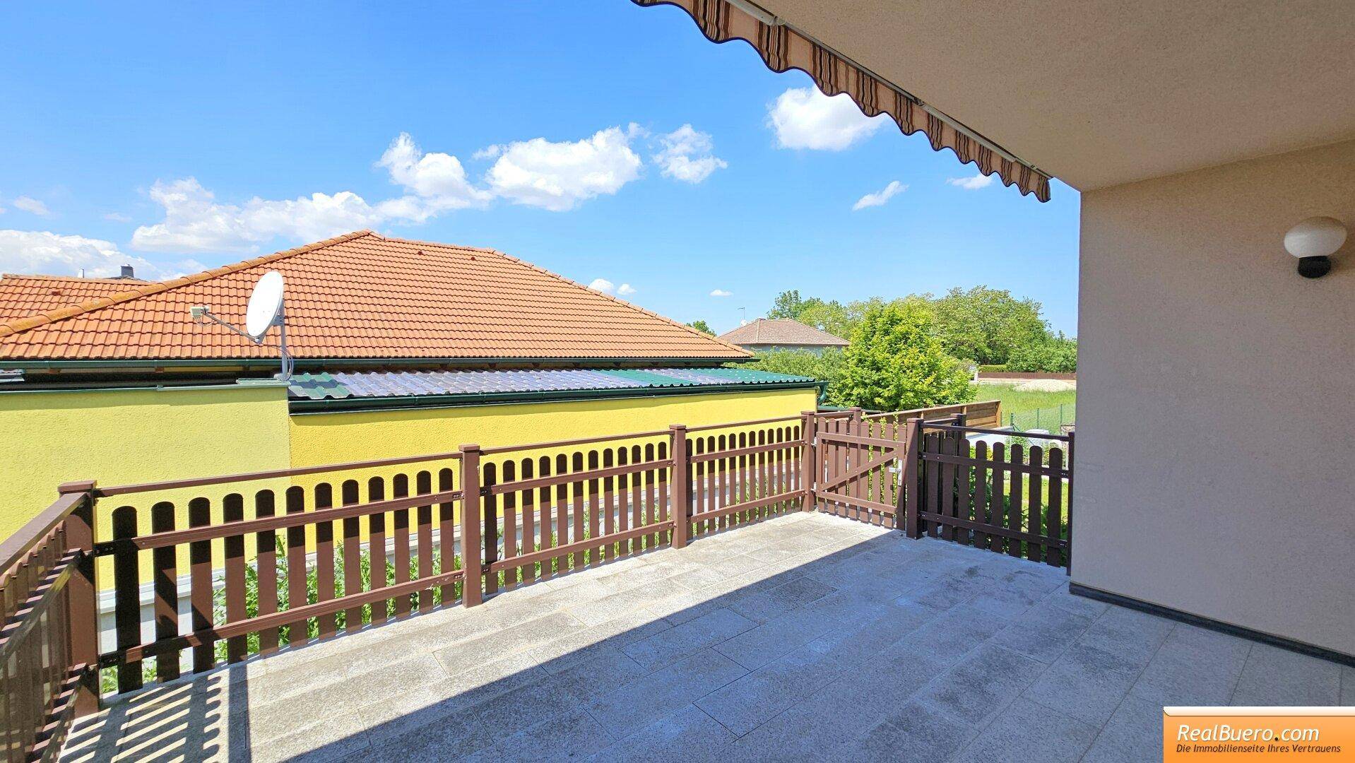 Terrasse mit Abgang in den Garten