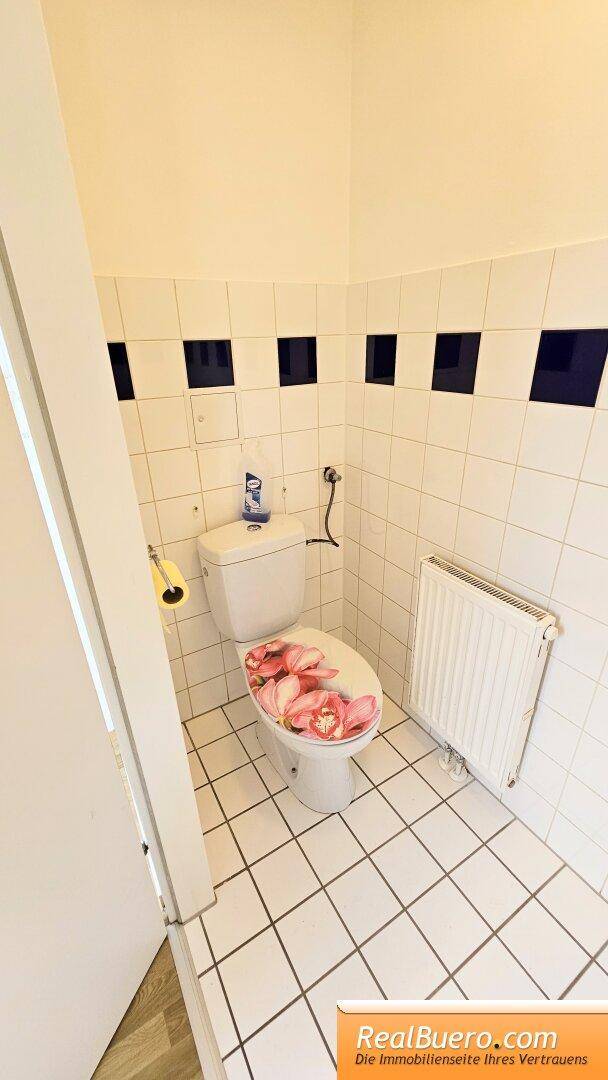 Toilette mit Handwaschbecken