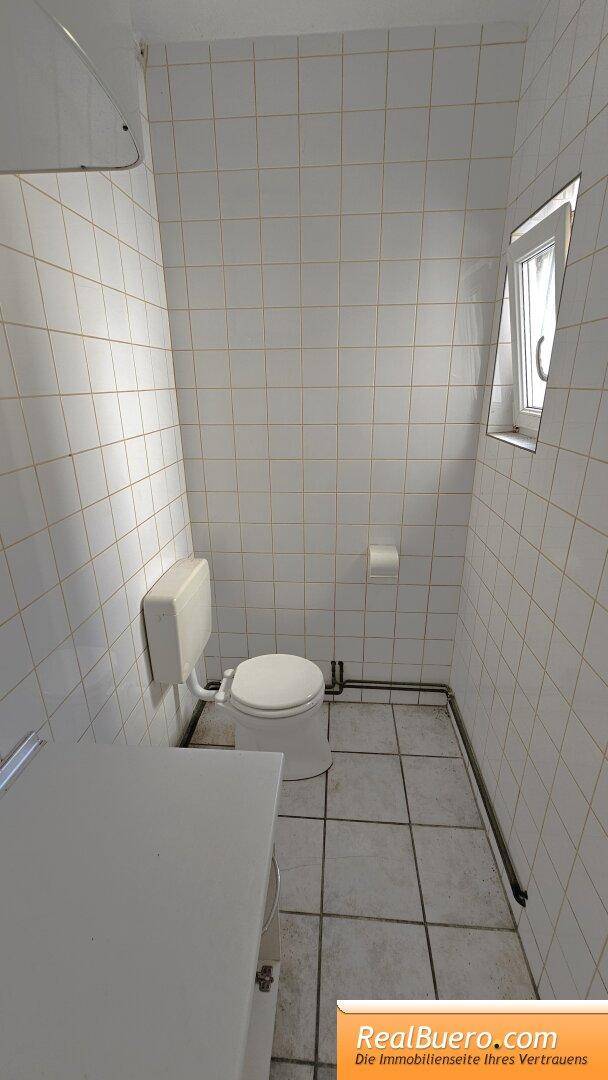 Nassraum mit Spüle, Toilette und Waschmaschinenanschluss