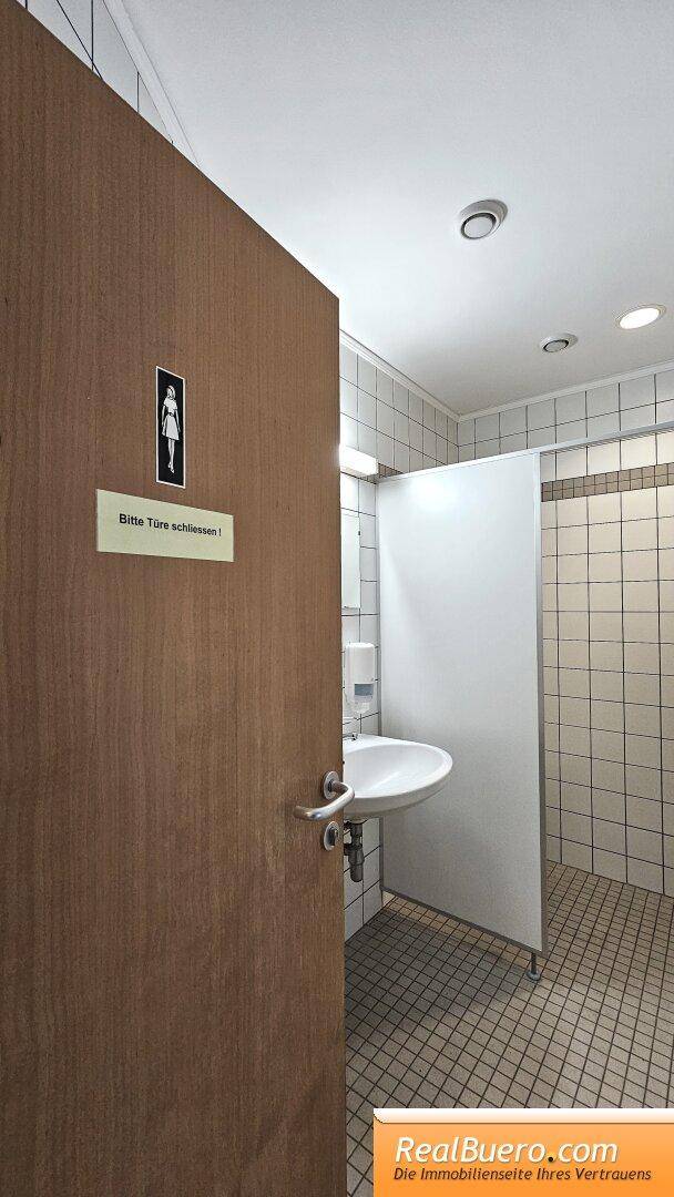 EG: Damentoilette mit Handwaschbecken