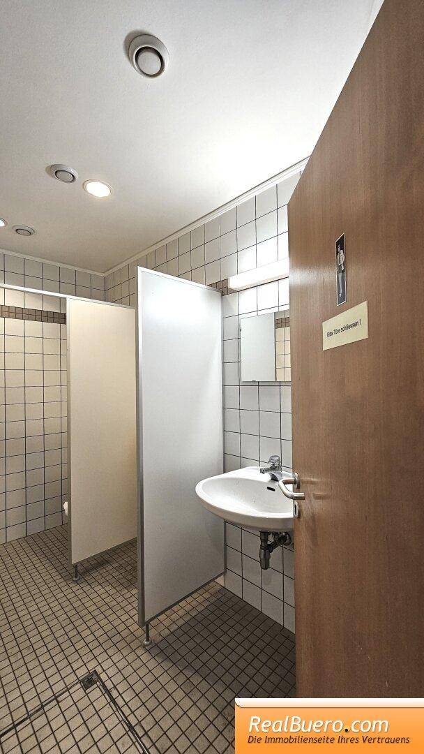 EG: Herrentoilette mit Pissoir und Handwaschbecken