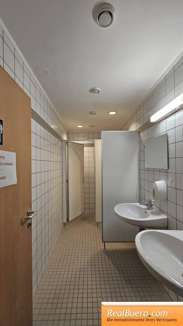 1. Stock: Herrentoilette mit Pissoir