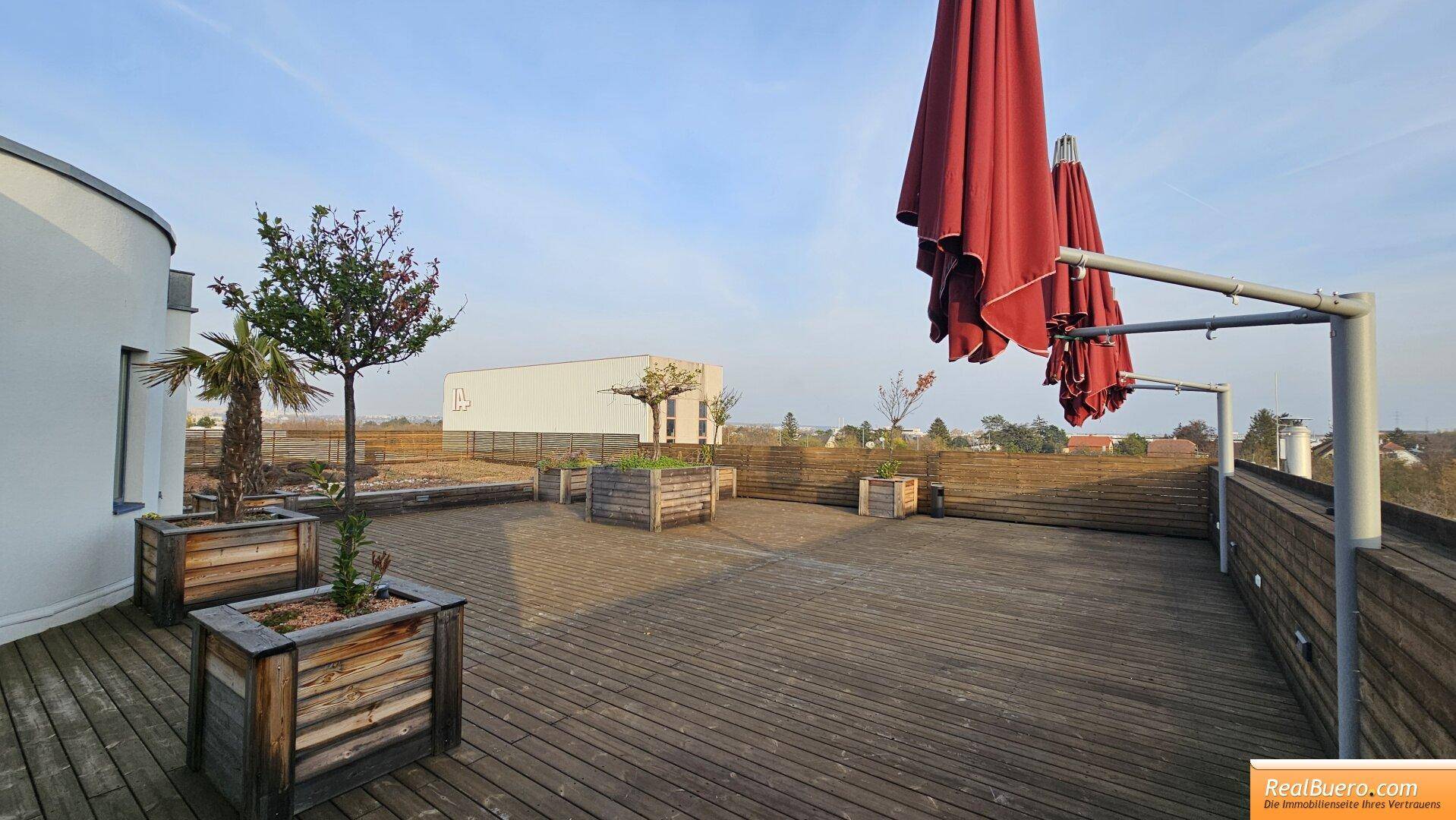 sehr große Terrassenfläche