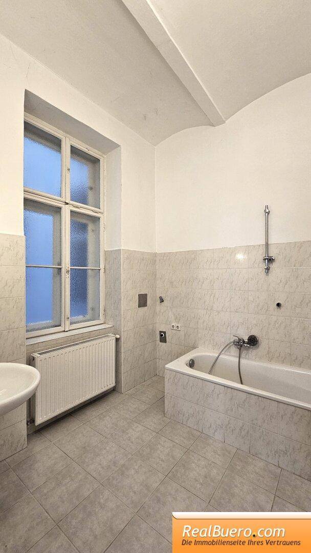 Badezimmer mit Wanne, Handwaschbecken, Waschmaschinenanschuss,