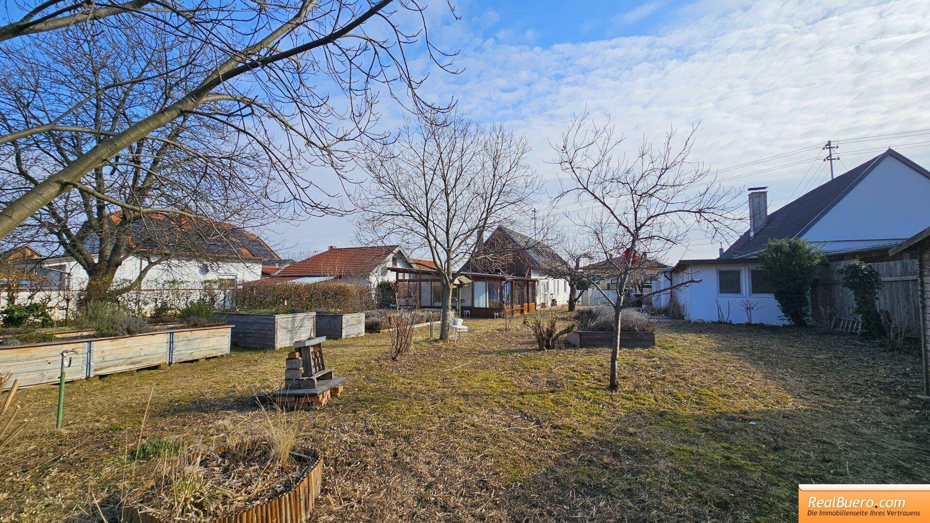 Blick vom Garten zum Haus & Nebengebäude