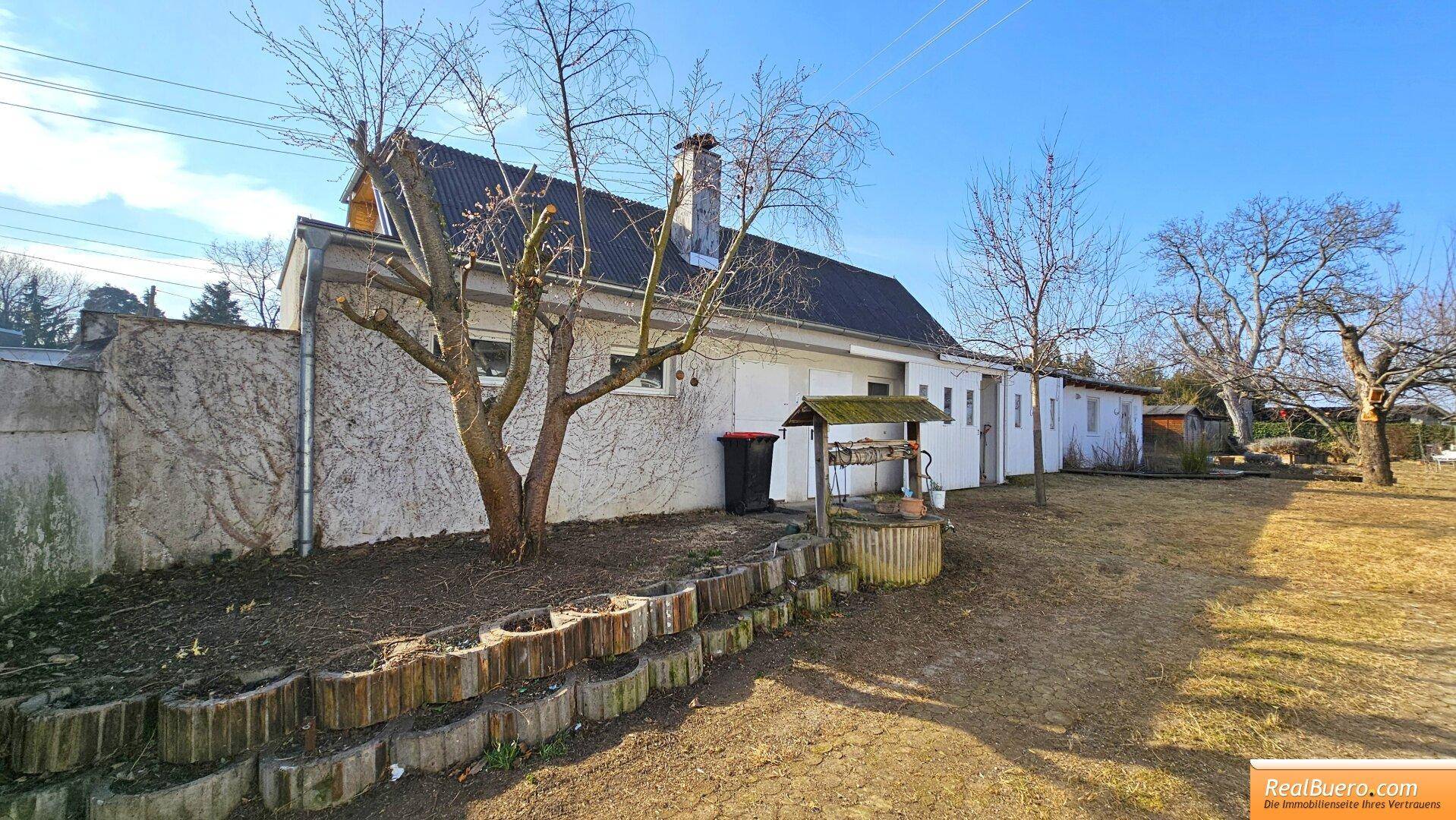 Garage mit Nebengebäuden