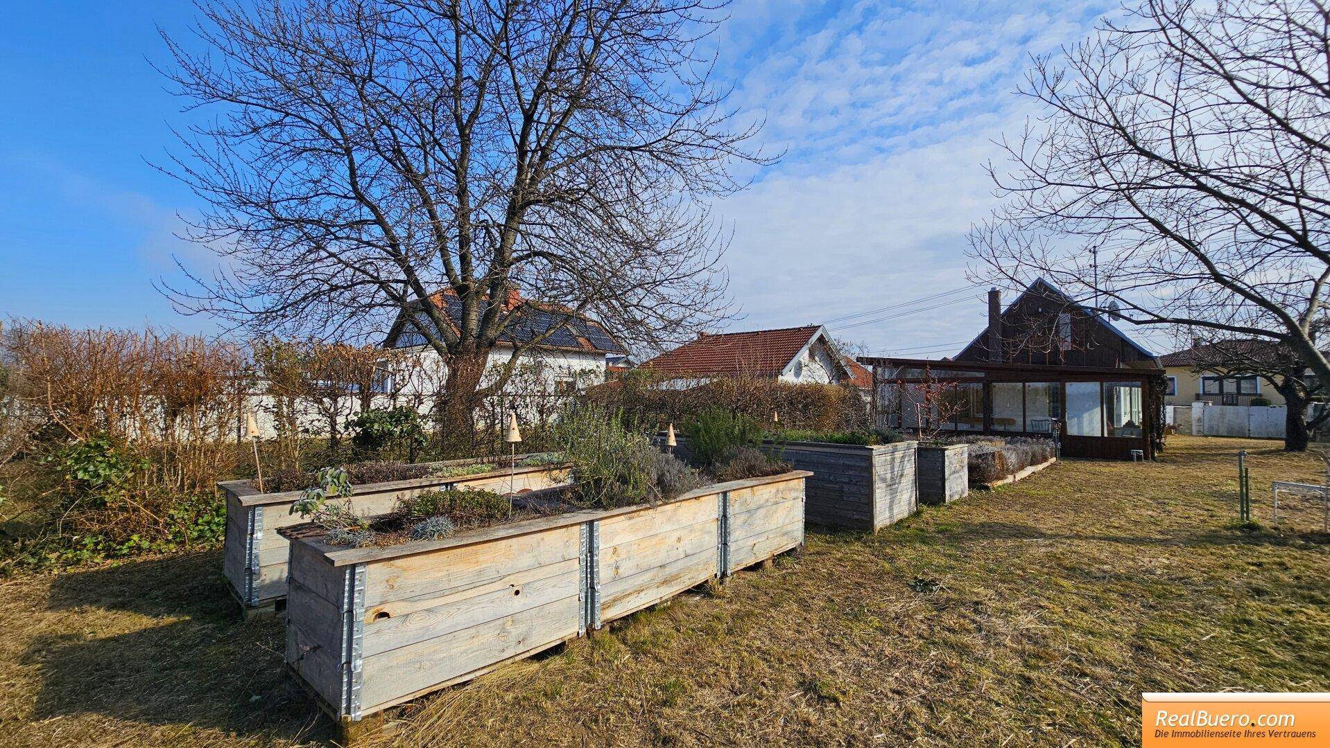 Blick vom Garten zum Haus & Nebengebäude