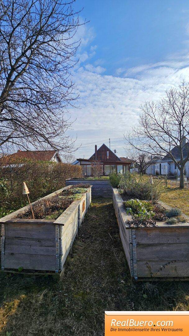 Blick vom Garten zum Haus & Nebengebäude