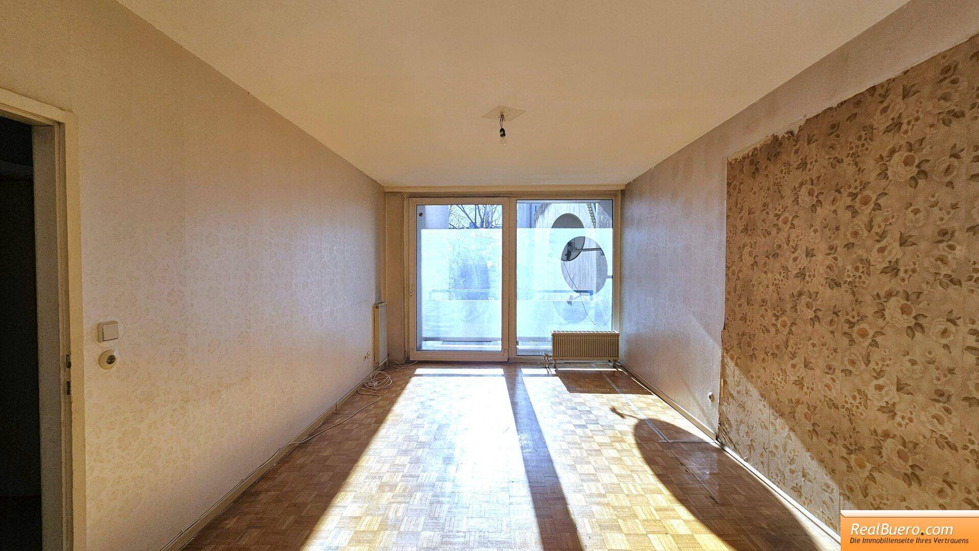 Wohnesszimmer mit Blick zur Loggia
