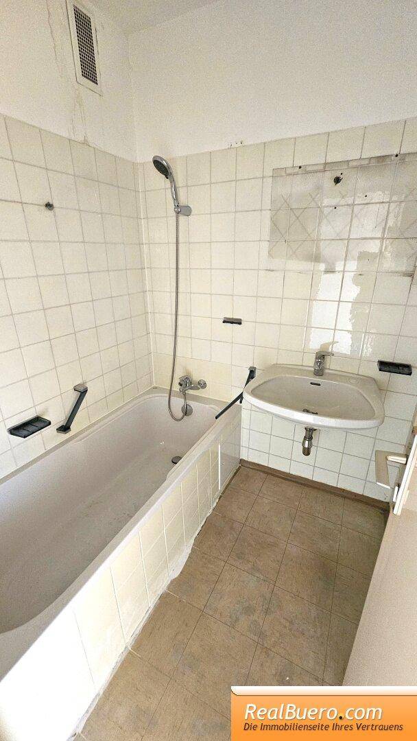 Badezimmer mit Wanne und Handwaschbecken
