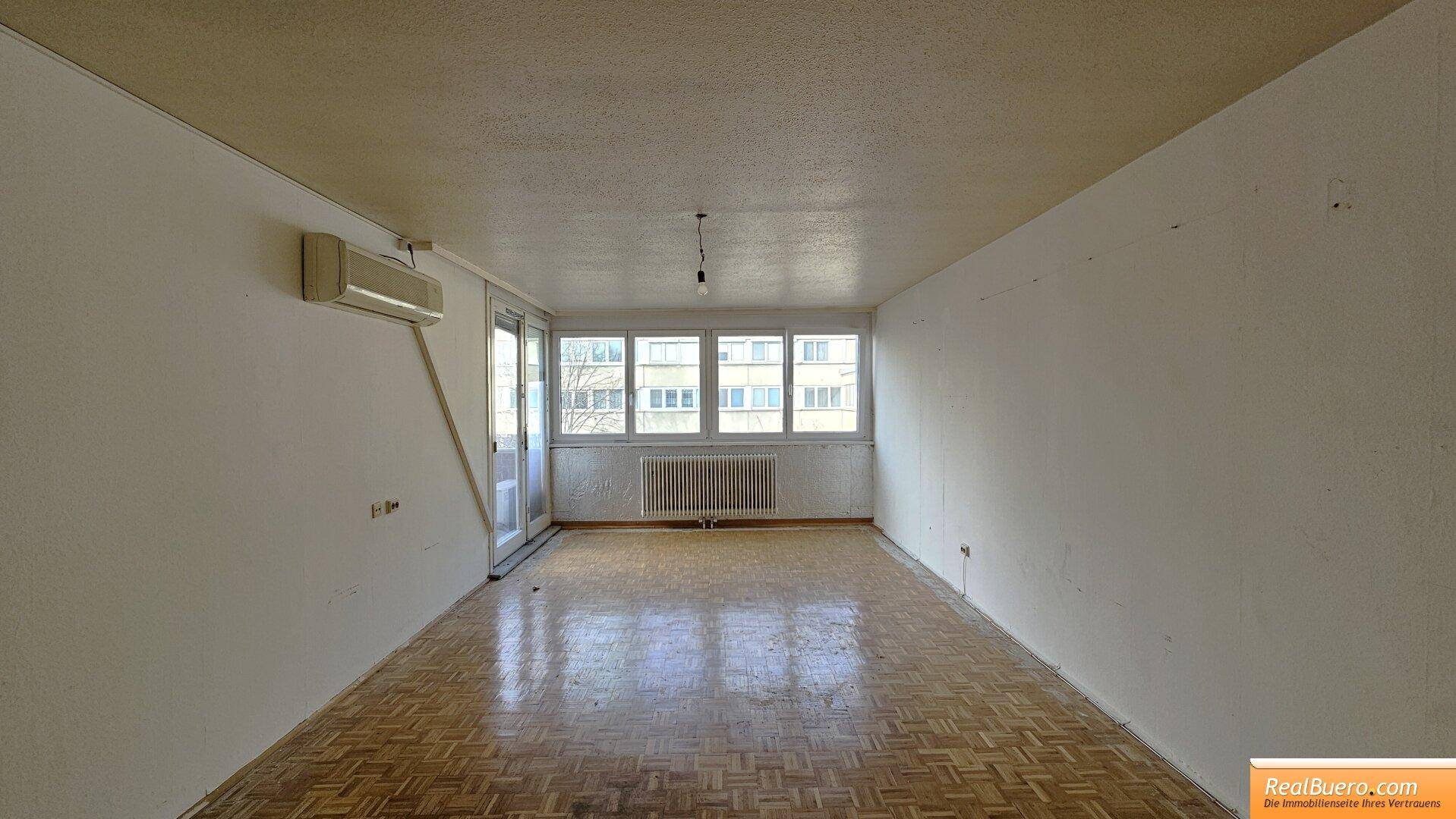 Wohnesszimmer mit Ausgang zur Loggia