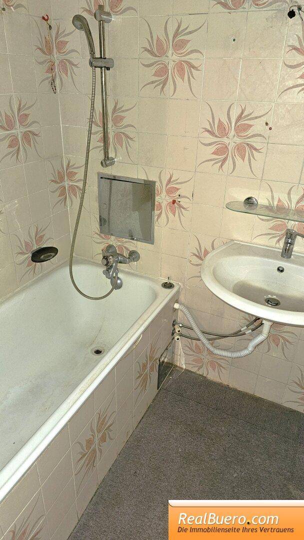 Badezimmer mit Wanne und Handwaschbecken