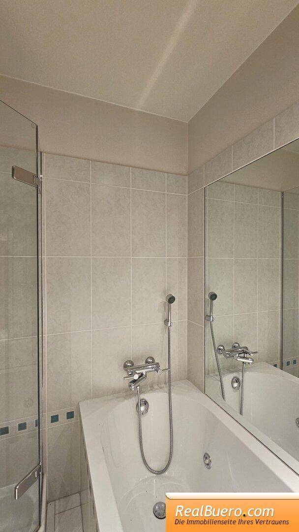 Badezimmer mit Wanne, Dusche, Handwaschbecken, Toilette,