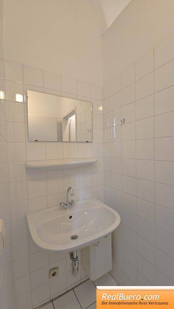 Handwaschbecken bei der 2. Toilette