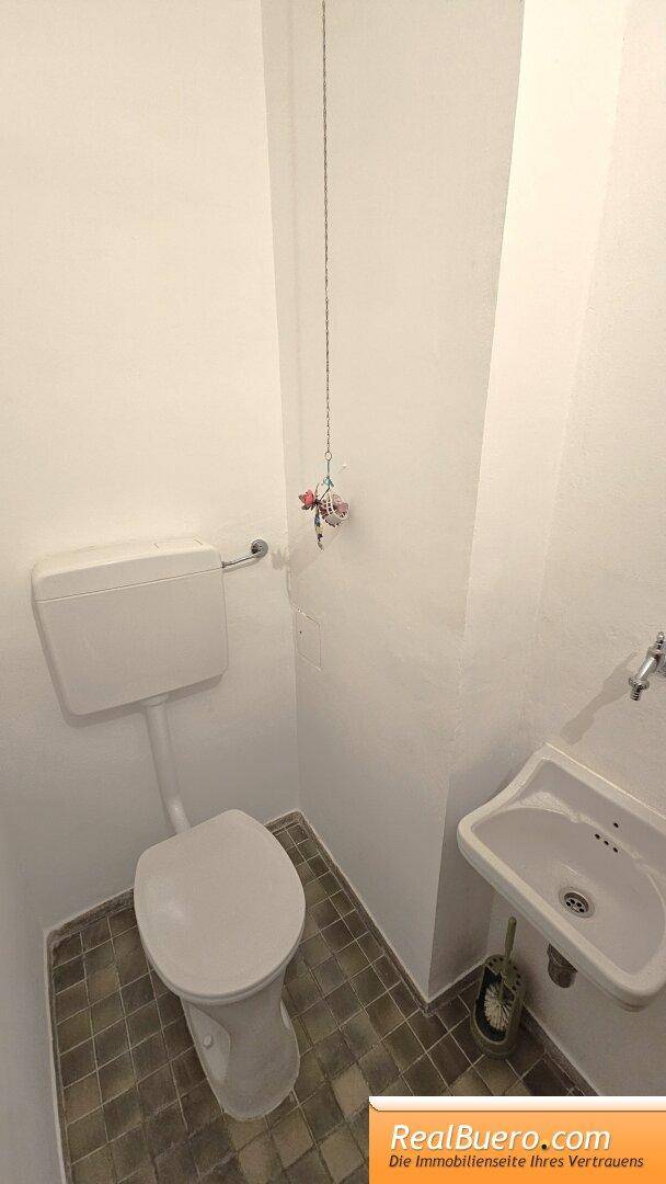 Toilette mit Handwaschbecken