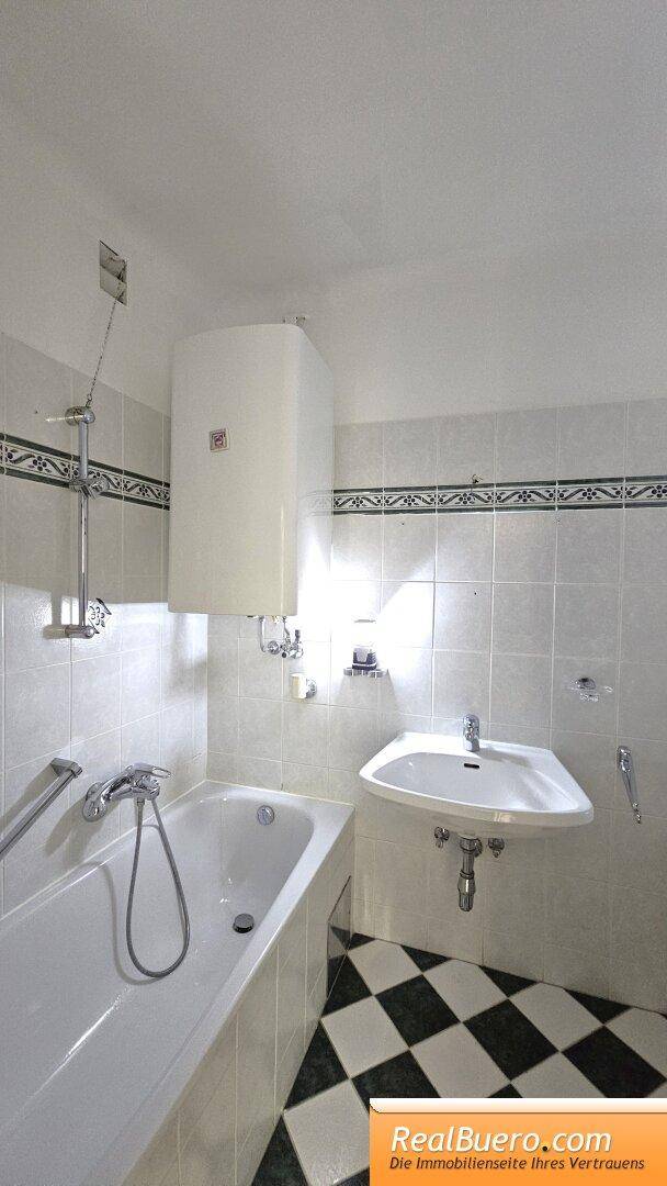 Badezimmer mit Wanne und Handwaschbecken