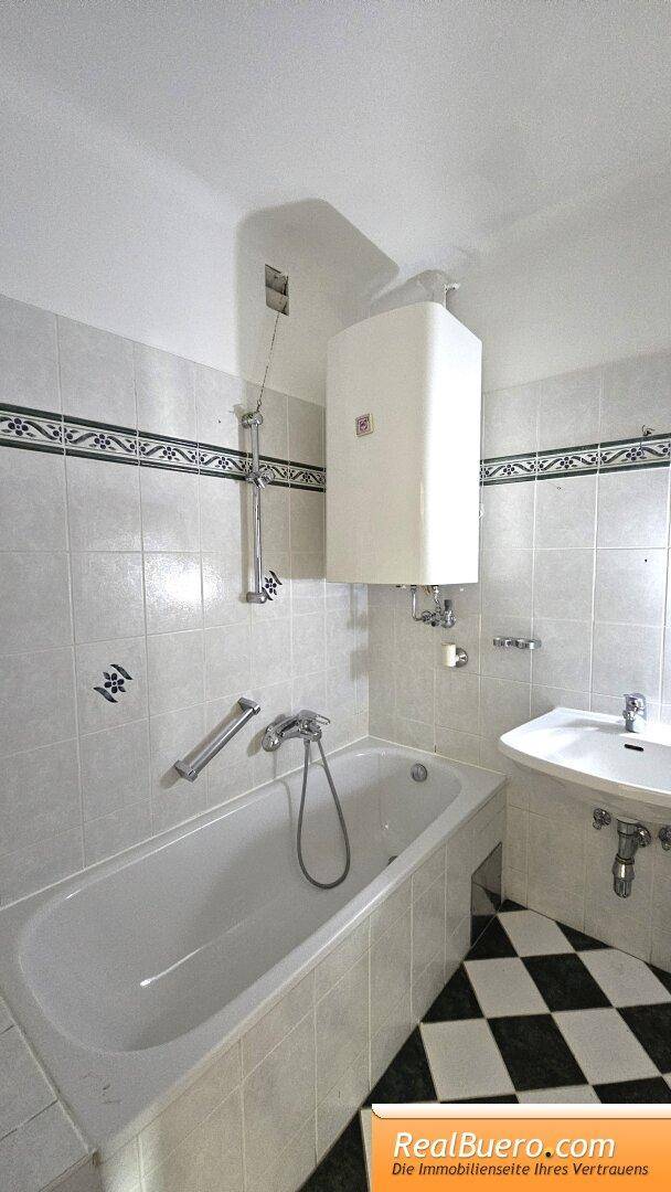 Badezimmer mit Wanne und Handwaschbecken