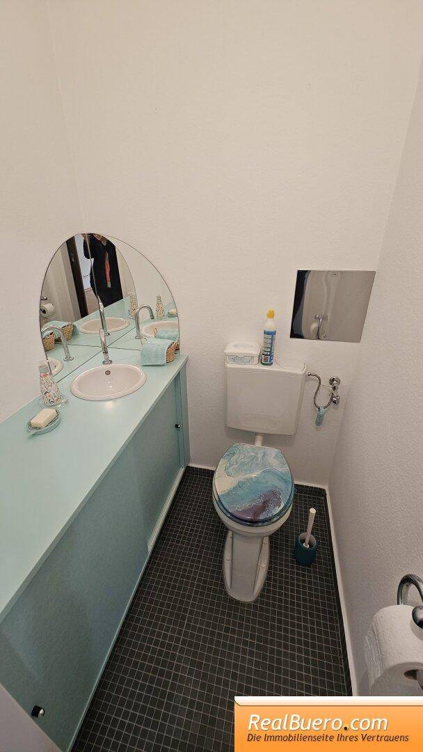 Toilette mit Handwaschbecken