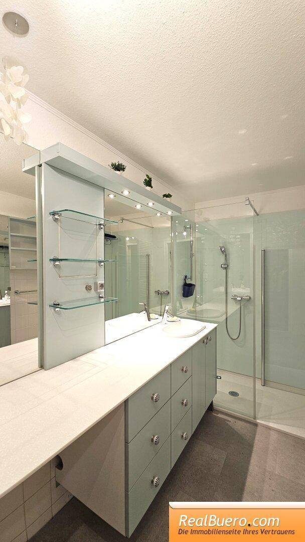 Badezimmer mit Dusche, Handwaschbecken, Waschmaschinenaschluss