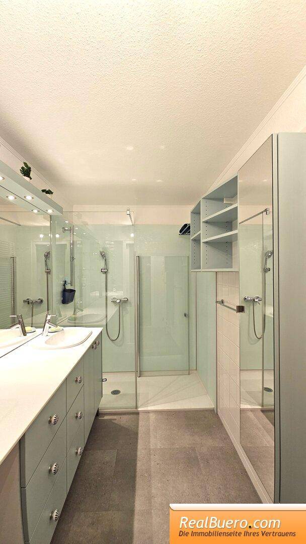 Badezimmer mit Dusche, Handwaschbecken, Waschmaschinenaschluss