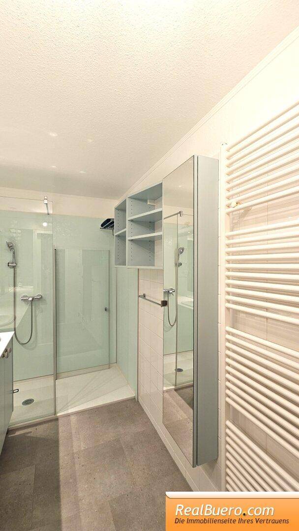 Badezimmer mit Dusche, Handwaschbecken, Waschmaschinenaschluss
