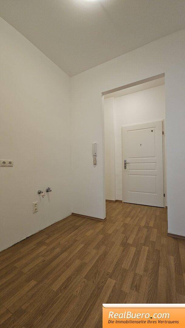 Küche leer bis auf die Anschlüsse
