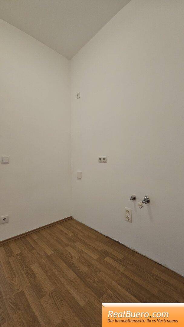 Küche leer bis auf die Anschlüsse
