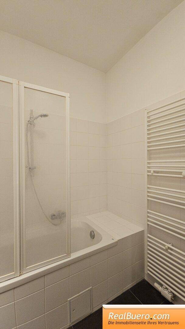 Badezimmer mit Wanne, Handwaschbecken, Waschmaschinenanschluss,