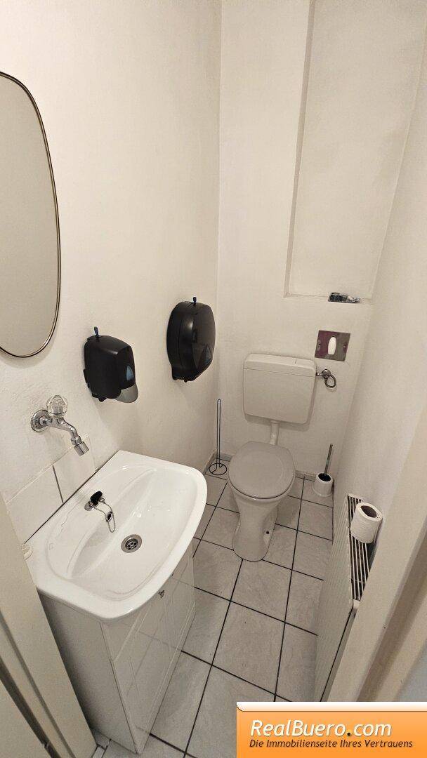Toilette mit Handwaschbecken