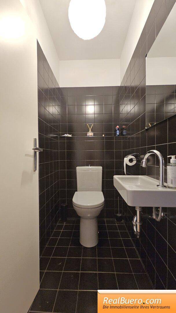 Toilette mit Handwaschbecken