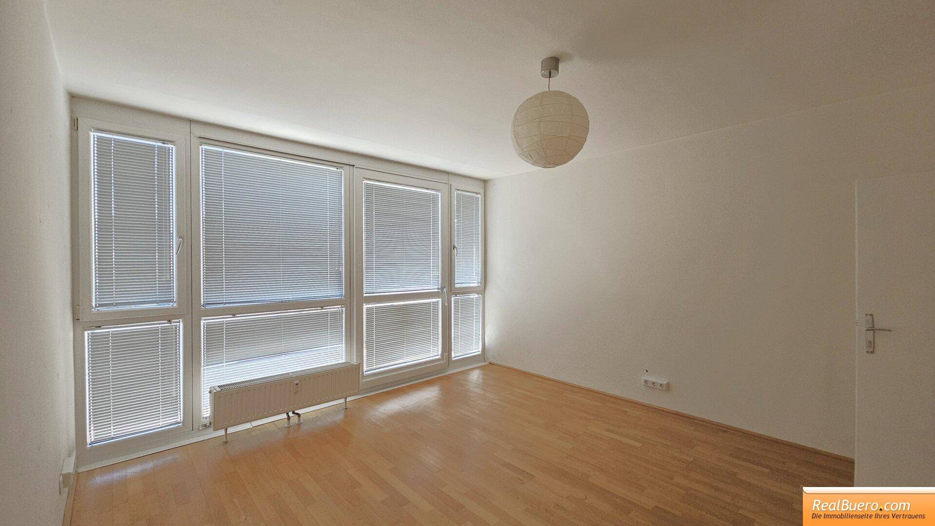 1 Zimmer straßenseitig - wird noch ausgemalt