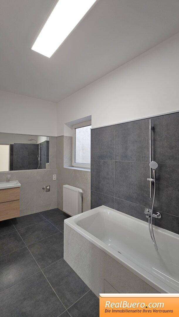 neues Badezimmer mit Handwaschbecken, Badewanne, Dusche, Waschmaschinenanschluss, Handtuchtrockner