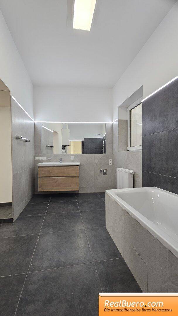 neues Badezimmer mit Handwaschbecken, Badewanne, Dusche, Waschmaschinenanschluss, Handtuchtrockner