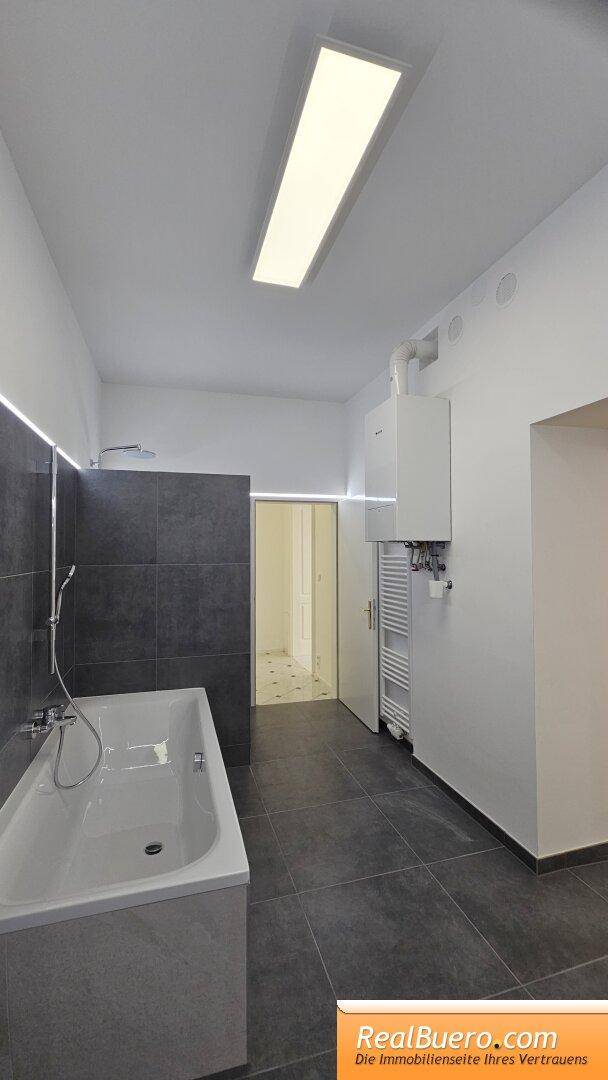 neues Badezimmer mit Handwaschbecken, Badewanne, Dusche, Waschmaschinenanschluss, Handtuchtrockner