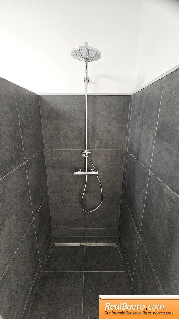 neues Badezimmer mit Handwaschbecken, Badewanne, Dusche, Waschmaschinenanschluss, Handtuchtrockner