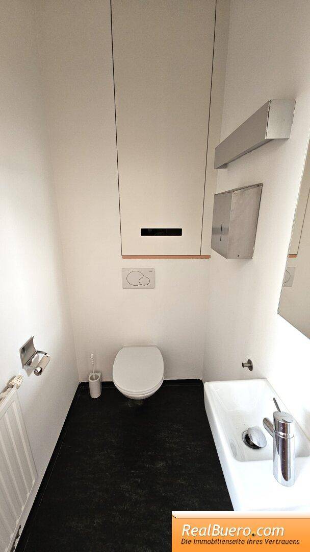 Gästetoilette mit Handwaschbecken