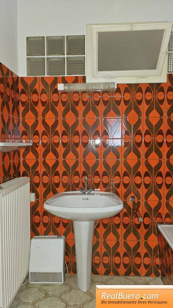 Badezimmer mit Wanne und Handwaschbecken